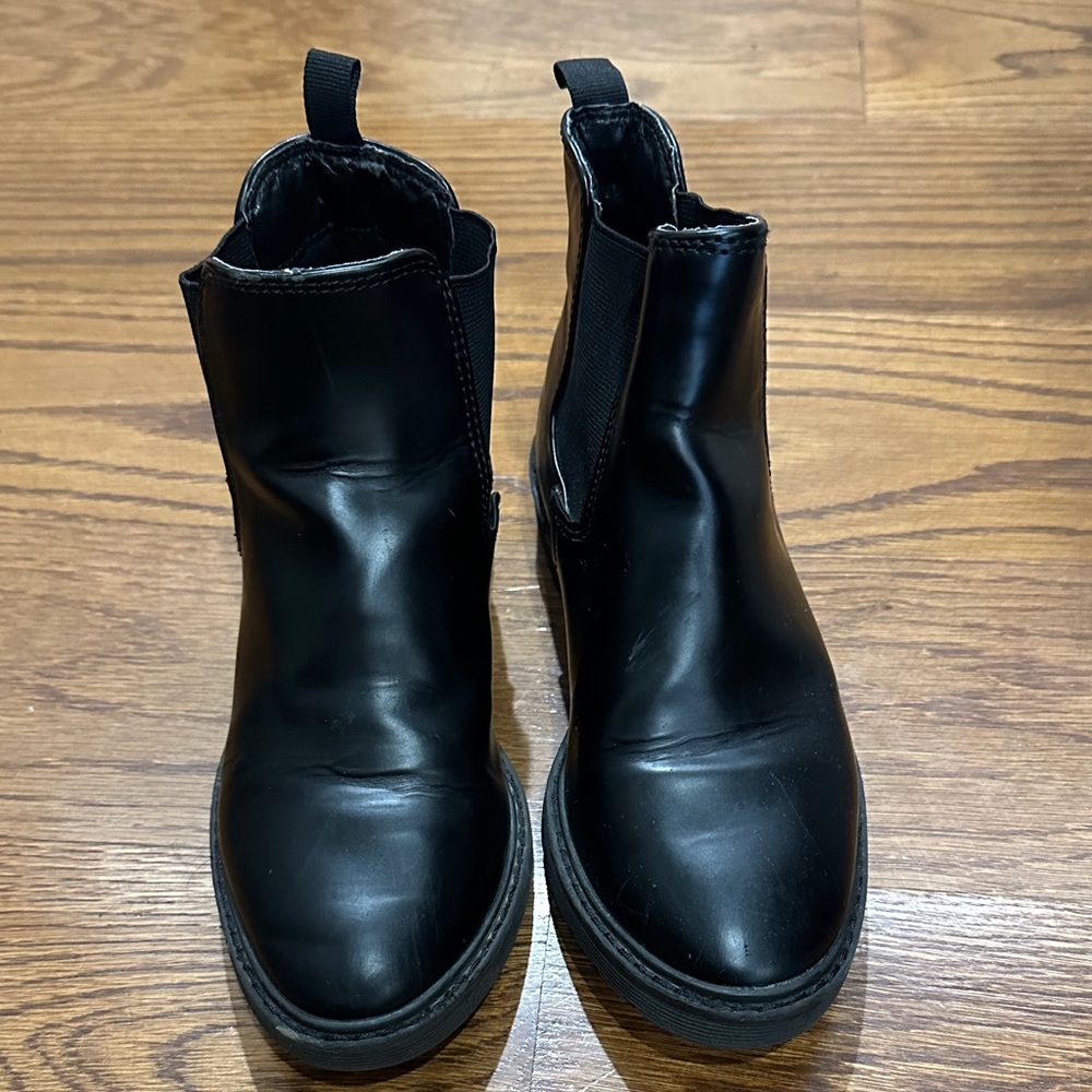 Black Chelsea boot by gap kids